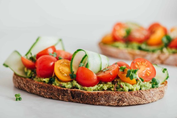 Comment préparer des toasts de saumon fumé et crème d'aneth pour un apéritif chic ?