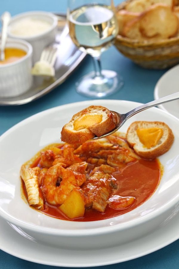 Stratégies pour incorporer des plats de poissons locaux dans un menu de restaurant côtier