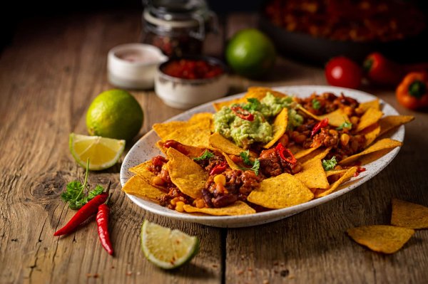 Comment préparer des nachos mexicains croustillants avec une sauce fromage maison ?