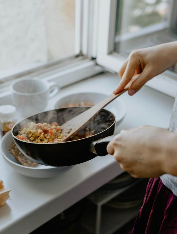 Convivialité en plein air : partager un repas autour d'un coquelet grillé au barbecue