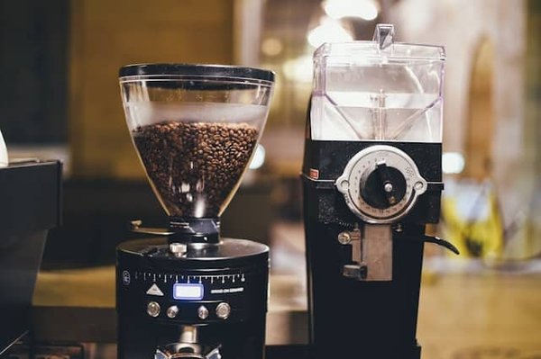 Comment entretenir un moulin à café manuel pour une mouture constante?